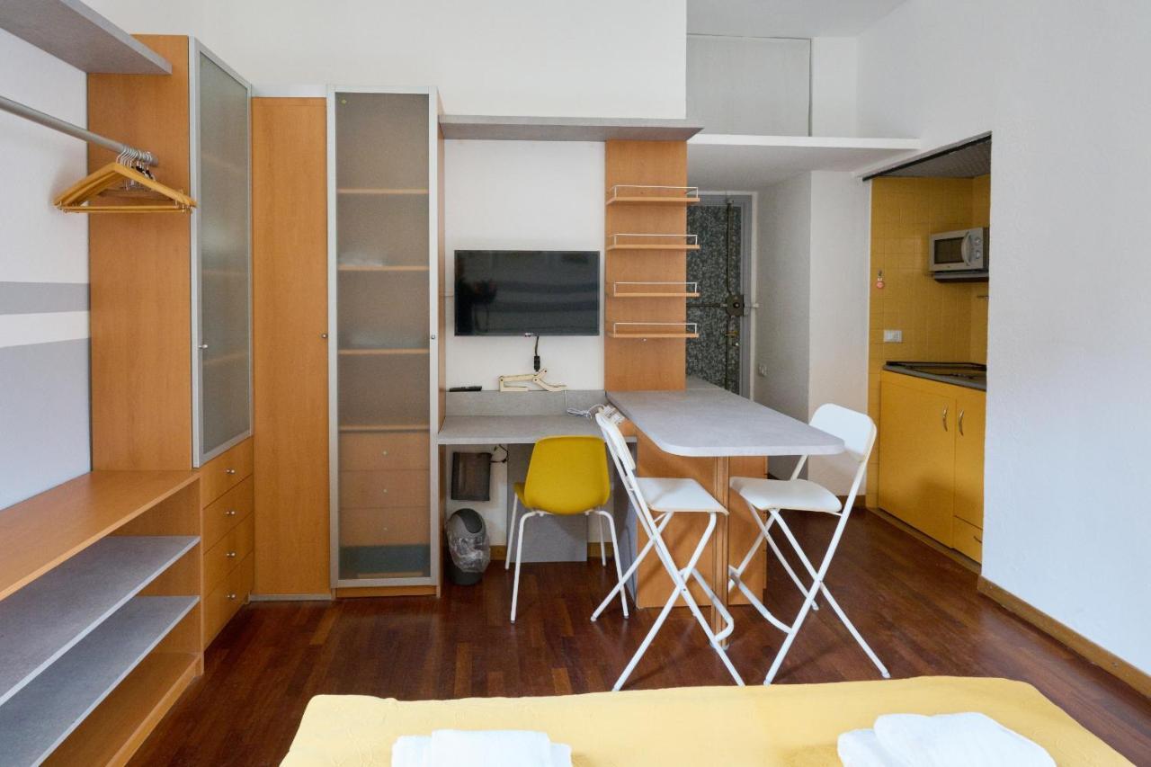 Artist Nadia'S Apartment In Porta Vercellina Milano Eksteriør billede